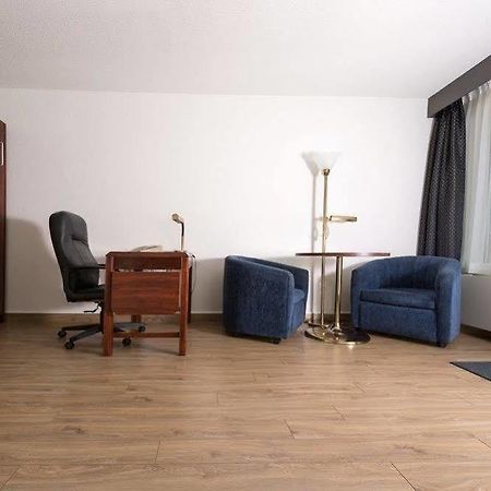 Hotel Le Hauterive Baie-Comeau Bagian luar foto